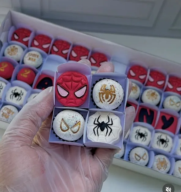 Caixa de brigadeiros do Homem-Aranha